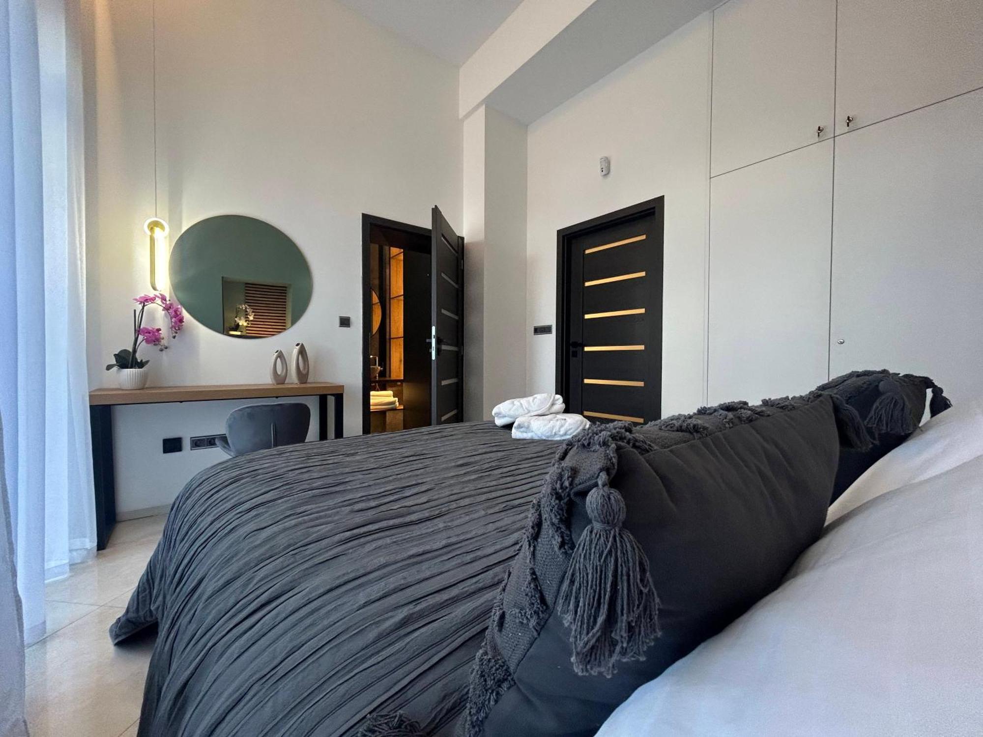 Leo Apartment Suite & Private Spa Zone - Old City Bratislava Exterior photo